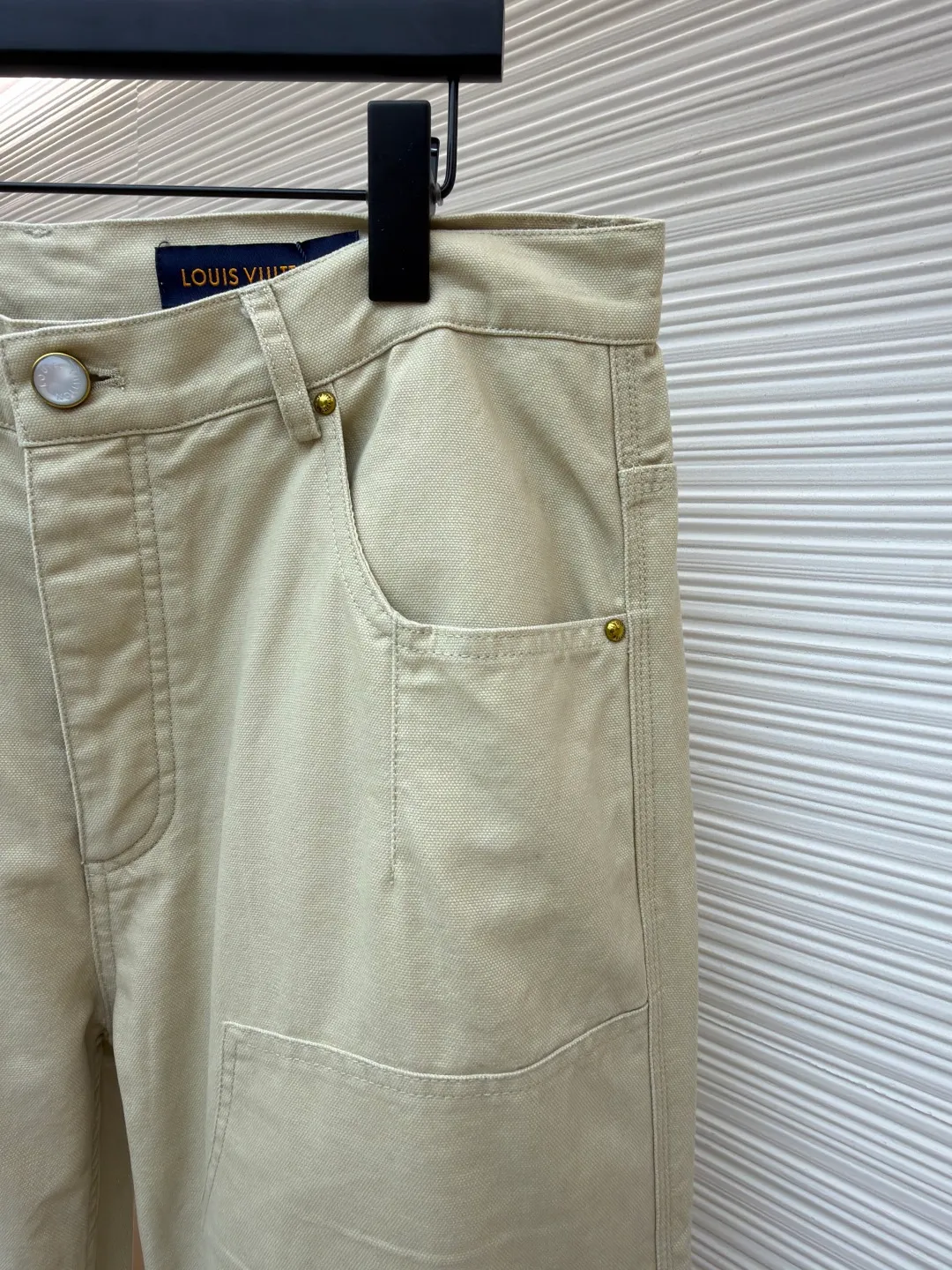 LOUIS VUITTON straight side pocket denim overalls ●Original version: Purchased and developed for 12999 ●Item number: 1681702-B05 ●Material: Pearl spun washed cotton fabric ●Technology: Overlocked production ●Color: Khaki ●Version: Fitted version ●Weight: about 700 grams ●Size: 46-48-50-52 ●Description: These Louis Vuitton straight side pocket overalls use garment washing technology to give the fabric a unique texture and retro charm. Customized leather labels highlight the brand's style and add luxurious details to the overall design. In terms of technology, high-quality cotton blended fabric is used and processed through multiple processes, which not only maintains the stiffness of the fabric, but also improves comfort and breathability. The trousers are carefully tailored, with a classic button design at the waist. The three-dimensional pockets on both sides are combined with a straight fit, which not only retains the practical function of overalls, but also shows a fashionable and casual style. The garment washing process gives the pants a natural distressed effect. Each pair of pants has a slightly different color and texture, giving it a unique personality. The customized leather label is the finishing touch. The exquisite embossing and delicate stitching reflect the brand's ultimate pursuit of details. Hand washing is recommended to maintain the texture and color of the fabric and avoid excessive wear. Due to different measurement methods, the error of 1-3 cm is within the normal range, ensuring comfort and fit. The overall wiring is straight and delicate, the fabric is comfortable and soft, and the color is consistent without color difference. It can be matched with the same style to create a fashionable look and control various occasions. Customized accessories, complete with three standards, same style for men and women!